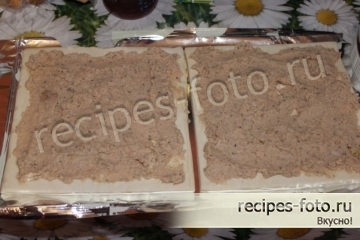 Пирог из готового слоеного теста с печеночным паштетом и сыром