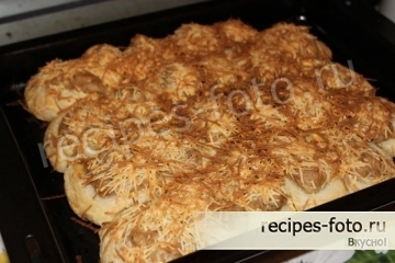 Пирог из готового слоеного теста с печеночным паштетом и сыром