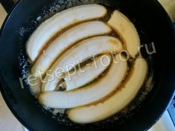 Пирог на сковороде с бананами и карамелью