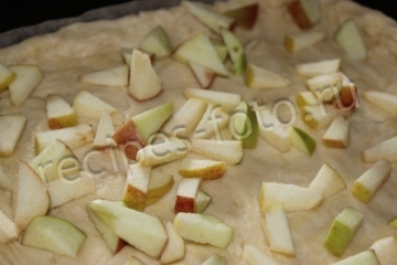 Пирог с яблоками и абрикосами на быстром дрожжевом тесте