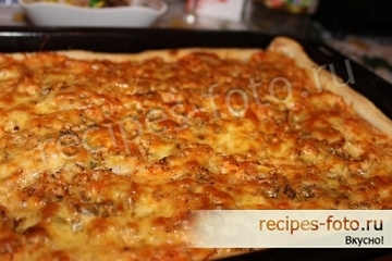 Пицца на слоеном тесте в духовке с колбасой