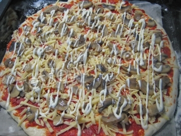 Пицца с грибами на толстом тесте