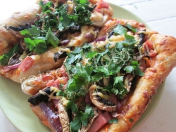 Пицца с колбасой, грибами и морковью