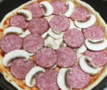 Пицца с колбасой, грибами и солеными огурцами на 23 февраля