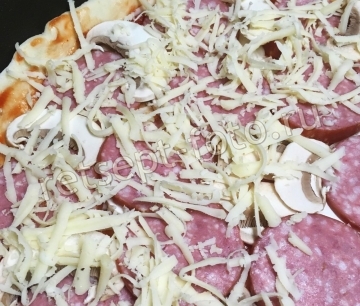 Пицца с колбасой, грибами и солеными огурцами на 23 февраля