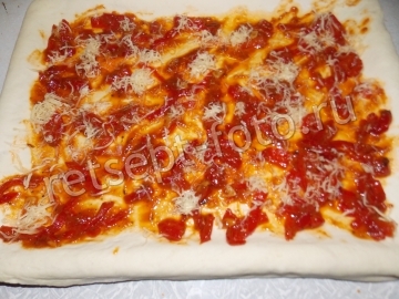 Пицца с колбасой и ветчиной (тесто с манкой)