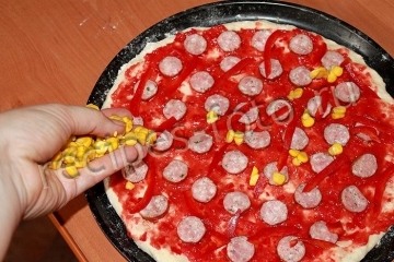 Пицца с колбасой, кукурузой и сыром на тонком тесте