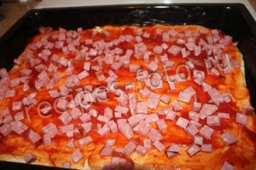 Пицца с кукурузой и колбасой на дрожжевом тесте