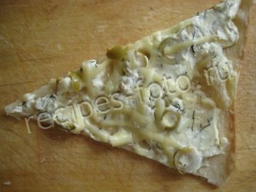 Пицца с творогом и сыром на тонком тесте