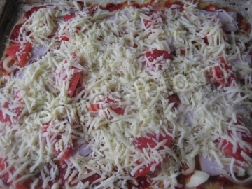 Пицца с ветчиной, сыром и помидорами