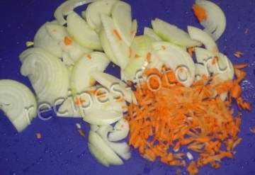 Почки говяжьи в сливочном соусе с луком и морковью