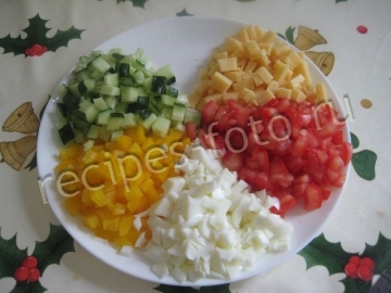 Праздничный салат «Радуга» с ветчиной, свежим огурцом и яйцами на скорую руку