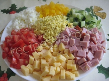 Праздничный салат «Радуга» с ветчиной, свежим огурцом и яйцами на скорую руку