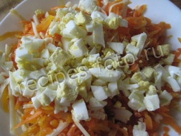 Простой салат из вареной моркови с сыром