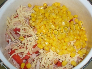 Простой салат с кукурузой, сухариками и колбасой на скорую руку
