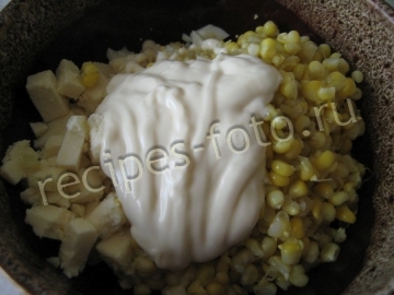 Простой салат с кукурузой, сыром и яйцами на каждый день
