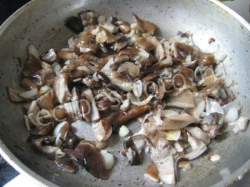 Пшенная каша с грибами в горшочке