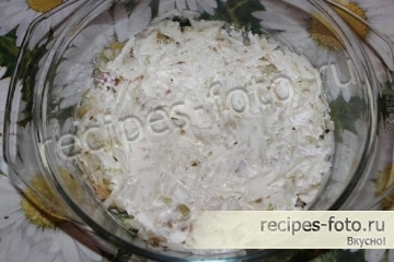 Салат с крабовыми палочками и плавленым сыром слоями