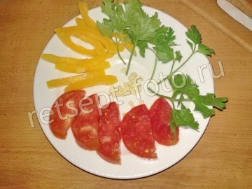 Рулетики из баклажан с помидорами и перцем