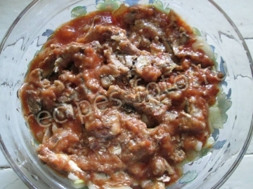 Салат из консервированной кильки в томате