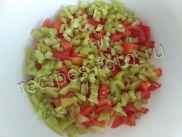 Салат из консервированной скумбрии на скорую руку: просто и вкусно