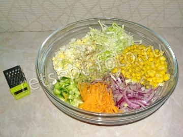 Салат из пекинской капусты, яиц и кукурузы без майонеза