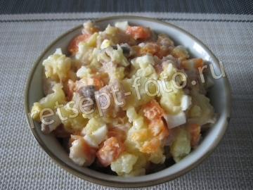 Салат из соленой скумбрии с овощами и яйцом