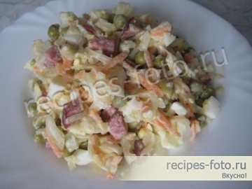 Салат из свежей капусты с колбасой и горошком