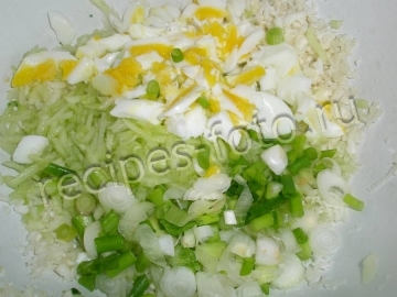 Салат из цветной капусты с огурцами и яйцом