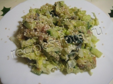 Салат с авокадо и рыбой (соленой скумбрией) без майонеза