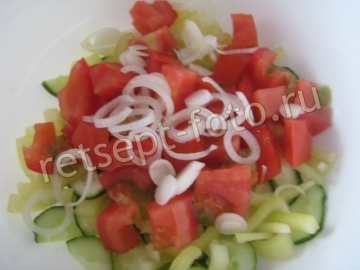 Салат с фетой, помидорами и огурцами
