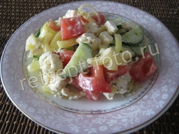 Салат с фетой, помидорами и огурцами