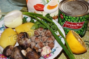 Салат с мясными шариками, грибами и сухариками