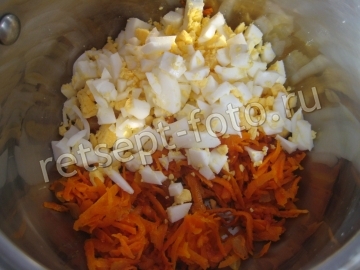 Салат с грибами и жареной морковкой с луком