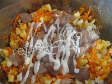 Салат с грибами и жареной морковкой с луком