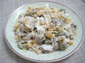 Салат с грибами, кукурузой и оливками