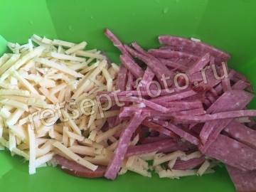 Салат с колбасой, кукурузой и чипсами