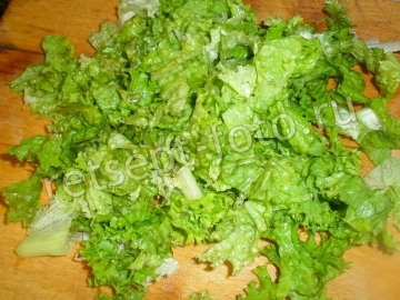 Салат с копченой курицей и листьями салата