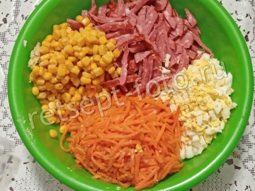Салат с корейской морковкой и колбасой