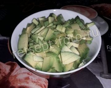 Салат с крабовыми палочками, грибами и авокадо
