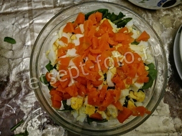Салат с красной рыбой, сыром и шпинатом