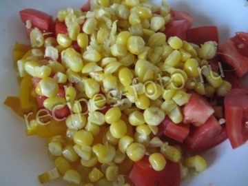 Салат с кукурузой и овощами без майонеза