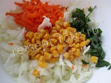 Салат с кукурузой и рукколой
