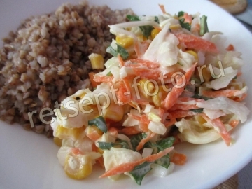 Салат с кукурузой и рукколой