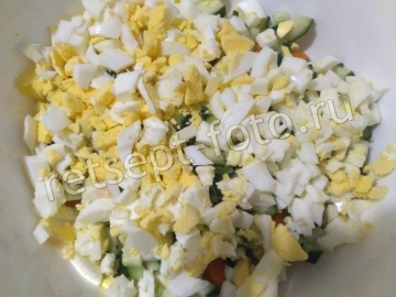 Салат с кукурузой, яйцами и сухариками
