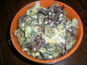 Салат с кукурузой, листьями салата и яйцами