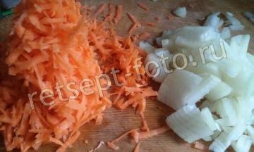 Салат с куриной печенью, солеными огурцами и морковью