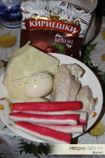 Салат с курицей, крабовыми палочками и сухариками