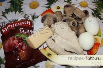 Салат с курицей, грибами и сыром слоями