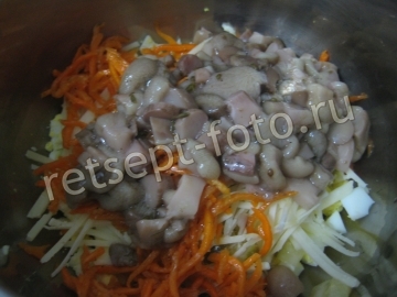 Салат с маринованными грибами и корейской морковью